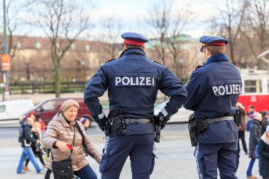 ZAVRŠILI NA SUDU ZBOG VEŠ MAŠINE   Napali komšiju  a potom mu izrekli jezive pretnje