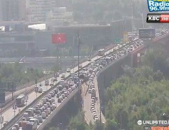 MALTRETIRANJE GRAĐANA OD RANOG JUTRA, CEO GRAD STOJI Ljudi besni, izlaze iz prepunih autobusa i nastavljaju peške (FOTO)