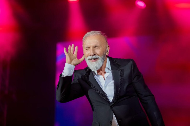 ŠTA SE DESILO DINU MERLINU SA OKOM? Pevaču lice skroz izobličeno, ne liči na sebe (FOTO)