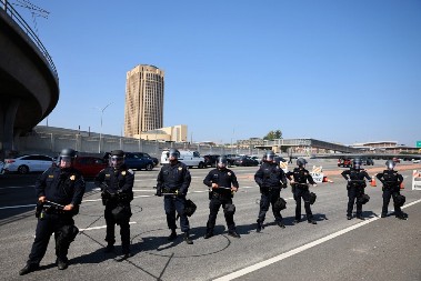 VOJSKA POSLATA NA BLOKADERE Tramp nema pardona za nasilnike, objavljeno koja su im ovlašćenja!