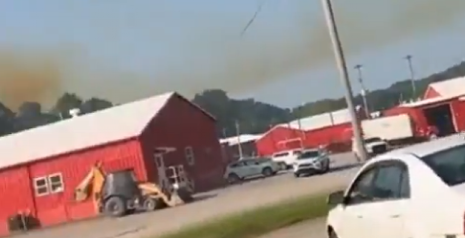 PRVI SNIMCI HEMIJSKE HAVARIJE! Avioni kruže oko ovog dela, nebo postalo narandžasto (FOTO/VIDEO)