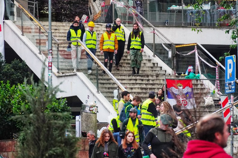 SRAMNO I JEZIVO PONAŠANJE BLOKADERA: Prete terorom novinarima i svim zaposlenima na RTS! (FOTO)