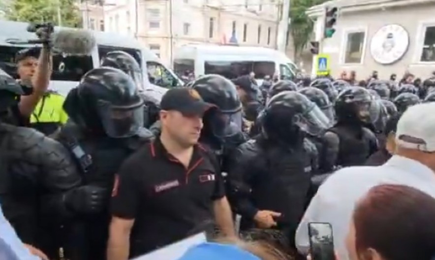 POLICIJA PRETUKLA SVEŠTENIKA NA PORODIČNOM SKUPU Opšti haos na ulicama Moldavije (UZNEMIRUJUĆI VIDEO)