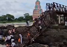 SRUŠIO SE MOST, DESETINE LJUDI ODNELA REKA Užas u Indiji, ima mrtvih (VIDEO)