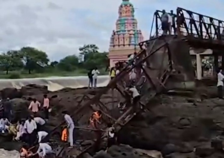 SRUŠIO SE MOST, DESETINE LJUDI ODNELA REKA Užas u Indiji, ima mrtvih (VIDEO)