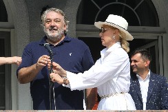 EVO KOLIKO JE BRENA STARIJA OD BOBE Razlika tek sada vidljiva na fotografijama