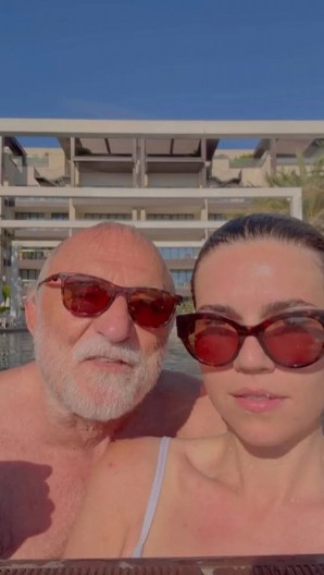 LAZARA RISTOVSKOG I 39 GODINA MLAĐU ANICU SVI GLEDALI NA BAZENU, EVO ŠTA SU RADILI U VODI! Nastao opšti haos, glumac nije odoleo (FOTO)