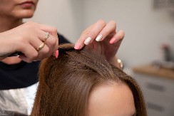 NI PLAVA, NI MED, NEGO NEŠTO IZMEĐU, ALI SAMO OVAKO STILIZOVANA Ova frizura je IN ovog leta, frizerke ih prave za pola sta, ali samo samo ako uspete da dobijete termin