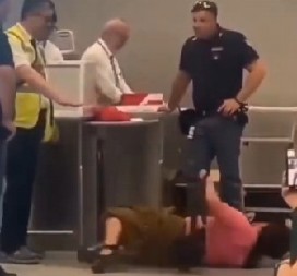 POBESNELA PUTNICA NAPRAVILA HAOS NA AERODROMU Vrištala i valjala se po podu kao dete, razlog će vas zaprepastiti! (VIDEO)