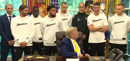 SNIMAK KOJI JE SRUŠIO INTERNET Donald Tramp ugostio Juventus i obratio se Vlahoviću sa neverovatnim pitanjem (VIDEO)