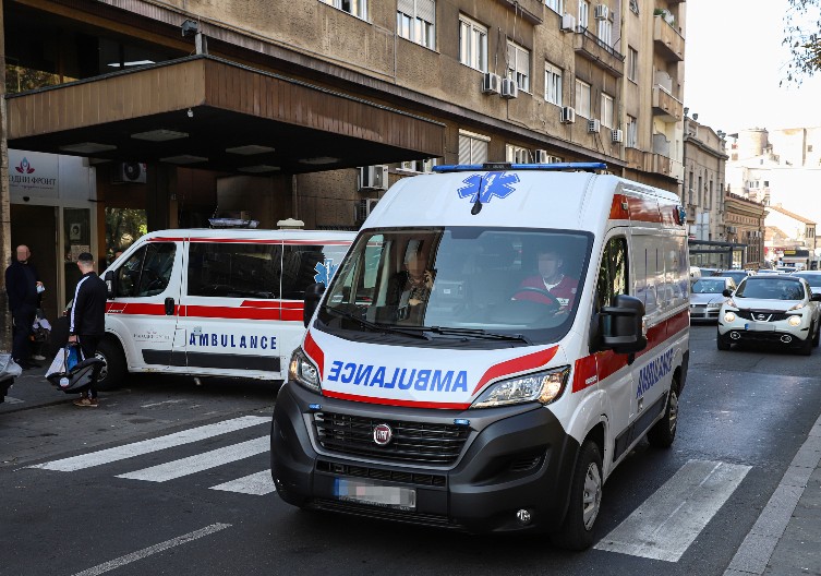 TUČE OBELEŽILE PROTEKLU NOĆ U BEOGRADU, NEKOLIKO OSOBA POVREĐENO Hitna pomoć intervenisala 85 puta