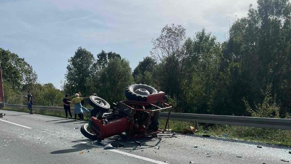 TRAKTOR SLETEO S PUTA, SAOBRAĆAJNA NESREĆA KOD GUČE Vozač teško povređen