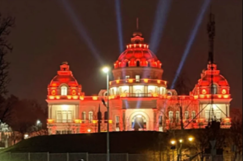 DVORAC SRPSKOG MOĆNIKA SIJA KAO SVEMIRSKI BROD! Svetla tačka na Dedinju, unutra komadi nameštaja za koje mnogi nemaju novca