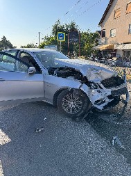 SMRSKAN AUTO POSLE NEZGODE NA PUTU! Naš pevač doživeo tešku saobraćajku - kolegnica i on jedva izvukli živu glavu