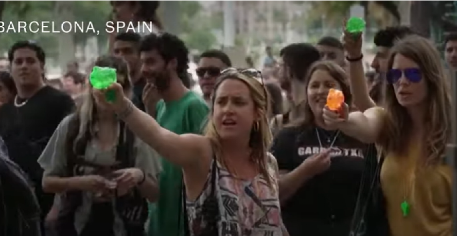 ŠPANCI U BARSELONI ''NAORUŽANI'' VODENIM PIŠTOLJIMA LOVILI TURISTE PO GRADU! Kirije otišle u nebesa: ''Odlazite''