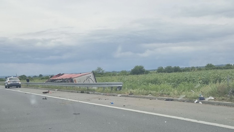 JEZIVA SCENA NA AUTO-PUTU BEOGRAD-NIŠ Prevrnuo se kamion i zapalio