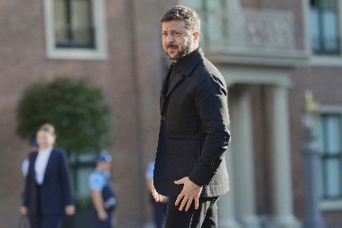 INTERNET JE UPRAVO EKSPLODIRAO Zelenski se pojavio u Hagu u odelu, Amerikanci otkrivaju razlog (VIDEO)