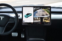 „SAMO SE ŠALIM…“ Evo kako Tesla robotaksi reaguje na pokušaj da mu ostavite bakšiš