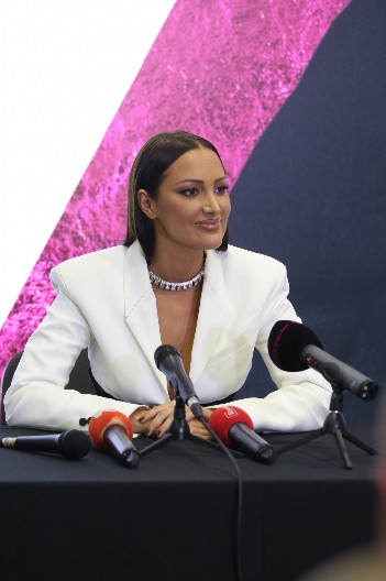 ZBOG JEDNE STVARI ALEKSANDRU PRIJOVIĆ FILIP IZLUĐUJE U KREVETU Mnoge Srpkinje će podržati pevačicu: "Nervira me, a on to stalno radi!"