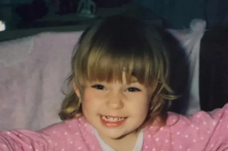 ZNATE LI KO JE NA FOTKI? Ima karijeru dužu od 10 godina, nedavno je postala majka, a o njenom partneru se ništa ne zna (FOTO)