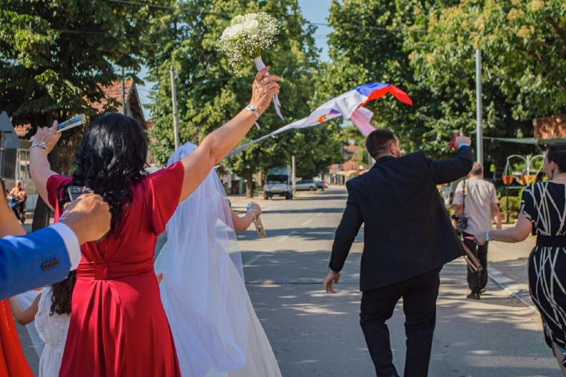 SRBIN I NIGERIJKA SE VENČALI NA SRED ULICE Na +40 stepeni rekli ''DA'' pred celim gradom, usledile suze i aplauz!