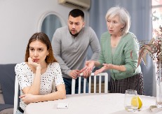 SVEKRVA JE TEŠKA MANIPULATORKA Toliko je zla, vrti sina oko malog prsta, a on mučenik ništa ne primećuje