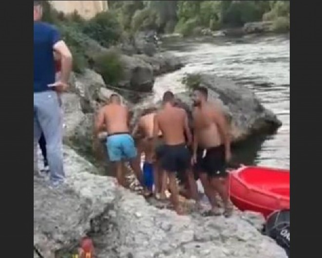 OGLASIO SE LUKA KOJI JE DOBIO BATINE U MOSTARU: Skočio sa starog mosta, tukli ga dok je još bio u vodi! (FOTO/VIDEO)