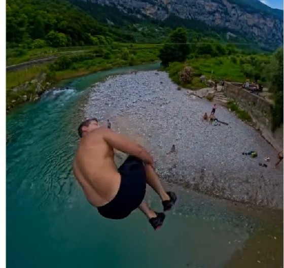 NOVI SNIMAK IZ MOSTARA! Mladić skočio sa mosta mortus pijan! A onda je prošao "kroz šake" meštana - opšti haos na mrežama! (FOTO/VIDEO)