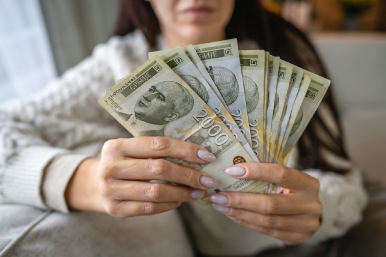 JEDNOJ GRUPI GRAĐANA STIŽE 400 € BEZ PODNOŠENJA ZAHTEVA! Mnogo Srba živi u ovoj zemlji, evo kako da dođete do novca