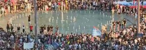 SRAMOTNE SCENE I SKANDALOZAN PERFORMANS! Blokaderi stoje u fontani tokom odavanja pošte žrtvama iz Novog Sada VIDEO
