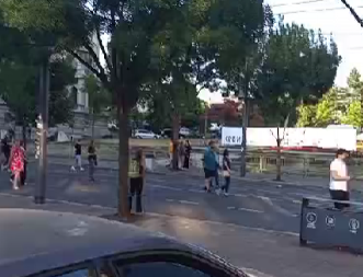 ŠOKANTAN SNIMAK BLOKADERA FOTELJAŠA! Trube na pesmu "Vidovdan" (VIDEO)