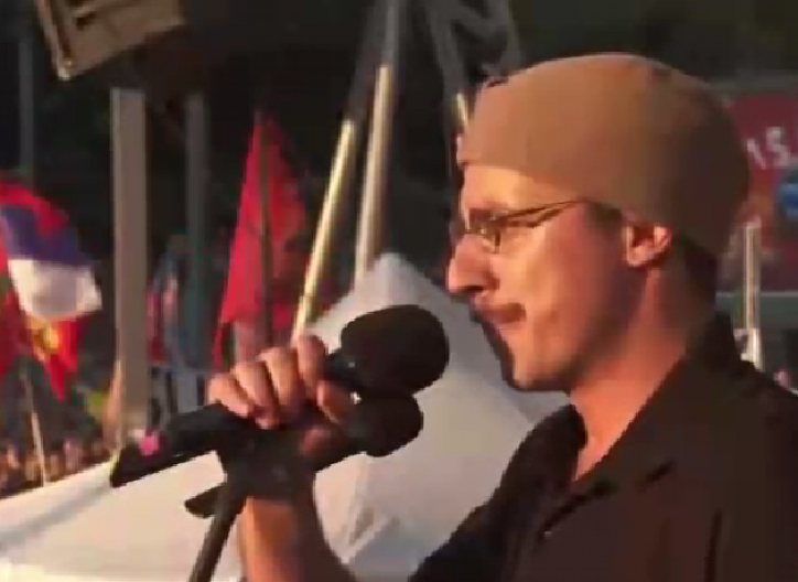 KAO PRVOG GOVORNIKA STAVLJAJU NASILNIKA I NEVASPITANOG PREVARANTA Predstavljaju ga kao studenta sa šajkačom i srpskom zastavom (VIDEO)