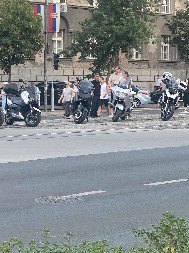 NASILNIK SRĐAN NOGO SE POJAVIO NA PROTESTU! Savska ulica kod Palate pravde blokirana! (FOTO)