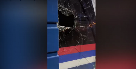 BLOKADERI KAMENOVALI PROSTORIJE SNS-A Jezivo nasilje u Novom Sadu!