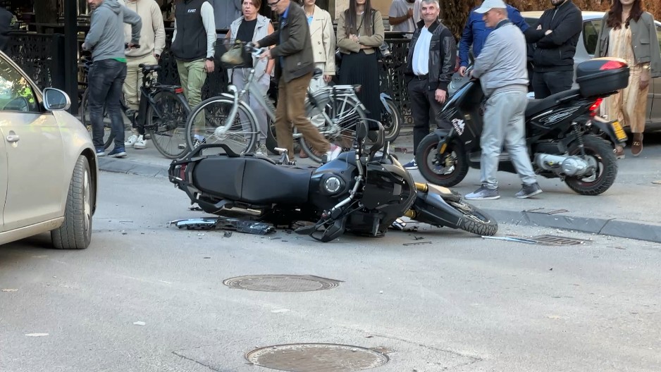 TEŠKO POVREĐEN: MOTOCIKLISTA UŠAO U KONTRA SMER I UDARIO U „DAČIJU“  Udes u centru Beograda