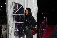 ŠOK! PEVAČICA UHVAĆENA GOLA U GRADU Svi se okreću za njom, na sebi imala samo ovo! (FOTO)