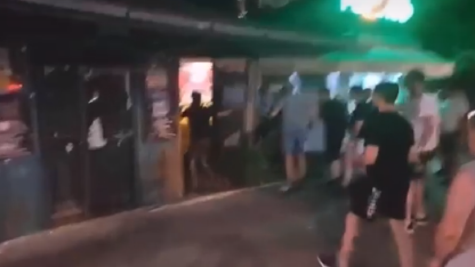 BLOKADERI PODSTIČU NASILNIKE DA PRIKRIVAJU KRIVIČNA DELA! Tuče, lom i haos na Bulevaru! Ko će odgovarati? (VIDEO)