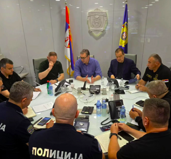VUČIĆ NA SASTANKU U MUP Predsednik se vratio iz Španije: Policija podnosi ogroman teret u borbi protiv huliganizma i terorizma (FOTO)