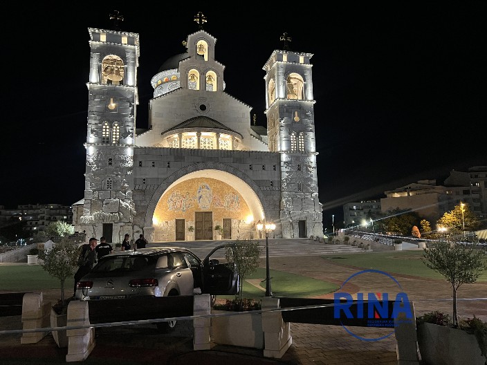 POMAHNITALA ŽENA UDARILA DEVOJČICU I TURKINJU ISPRED CRKVE U PODGORICI, PA ZAĆUTALA Aktivirali se vazdušni jastuci od jakog udarca!