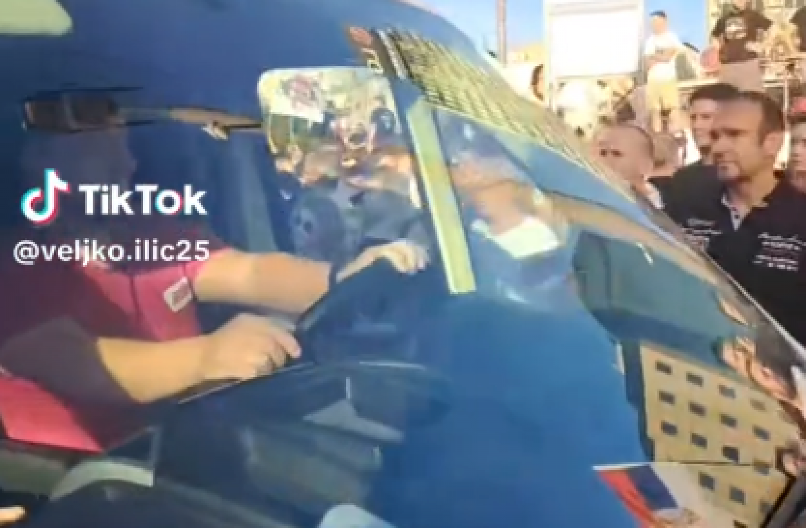 DOKLE IDE LUDILO BLOKADERA?! Napali vozilo Hitne pomoći u pokretu, dok čovek krvav sedi u njemu! (VIDEO)