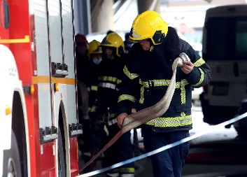 UBAČENE BAKLJE U DVA KAFIĆA, GOSTI PANIČNO BEŽALI, A VATROGASCI ODMAH REAGOVALI Drama u centru Beograda
