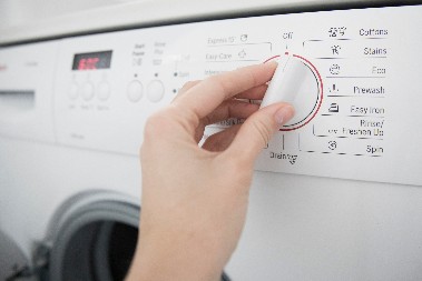 OVO JE NAJGORI TRENUTAK ZA UKLJUČIVANJE VEŠ MAŠINE Tada troši najviše struje, a većina to ne zna