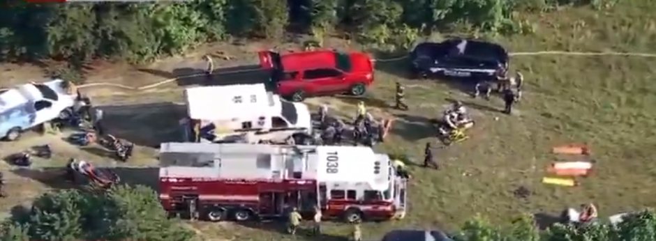 AVION SKRENUO SA PISTE I SRUŠIO SE U ŠUMU! Povređene na nosilima unose u kola hitne pomoći, objavljeni snimci iz Nju Džerzija (VIDEO)