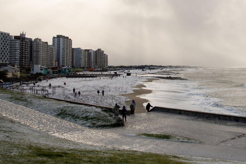 DOK SE EVROPA PRŽI, U OVOJ ZEMLJI LJUDI UMIRU OD HLADNOĆE! Temperatura pala na -18 stepeni, na plažama sneg (FOTO/VIDEO)