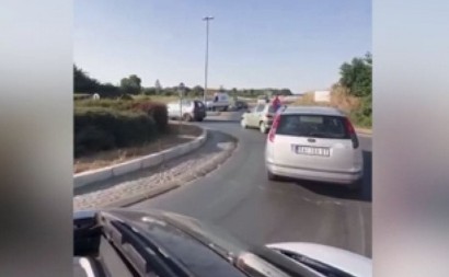 POGLEDAJTE OVE MAGARCE! 6 zgubidana se vrti u krug na kružnom toku, maltretiraju ceo Šabac! (VIDEO)