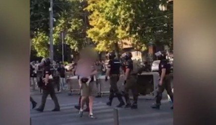 ZA OVO BI MU NA ZAPADU ODUZELI DETE! Užas! Blokader drži dete u naručju kao živi štit! (VIDEO)