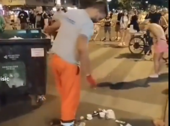SNIMAK SA BLOKADA KOJI KIDA DUŠU Banda blokadera se smeje radniku gradske čistoće dok skuplja smeće (VIDEO)
