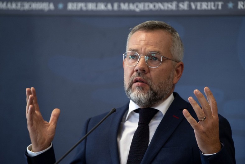 OP, OP! Blokaderi se pobiše i sa Nemcima! Njihovog omiljenog Rota nazvali g***m