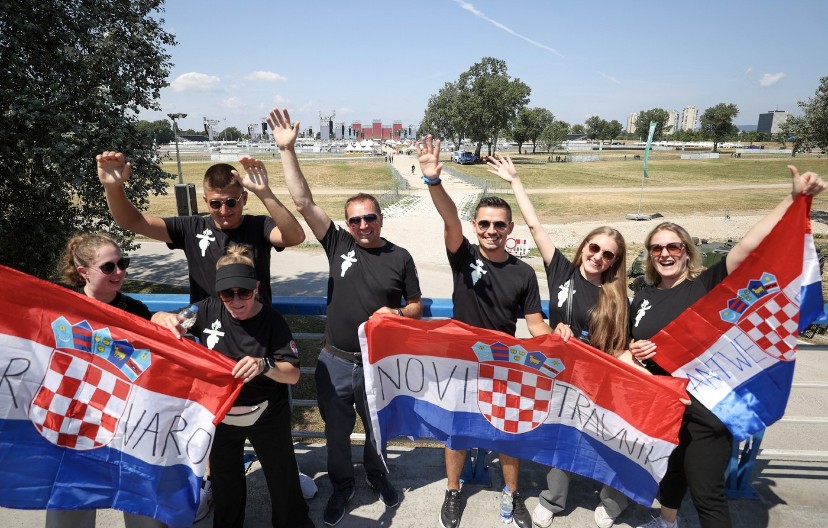 CRNE BERETKE, CRNA ODEĆA, ŠAHOVNICE, DESNICE UVIS Gledajte kako se glorifikuje ustaštva pred Tompsonov koncert, uzvikuju - "ZA DOM SPREMNI"!