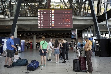 HAOS U FRANCUSKOJ Otkazano skoro 1.000 letova, putnici zarobljeni na aerodromima!